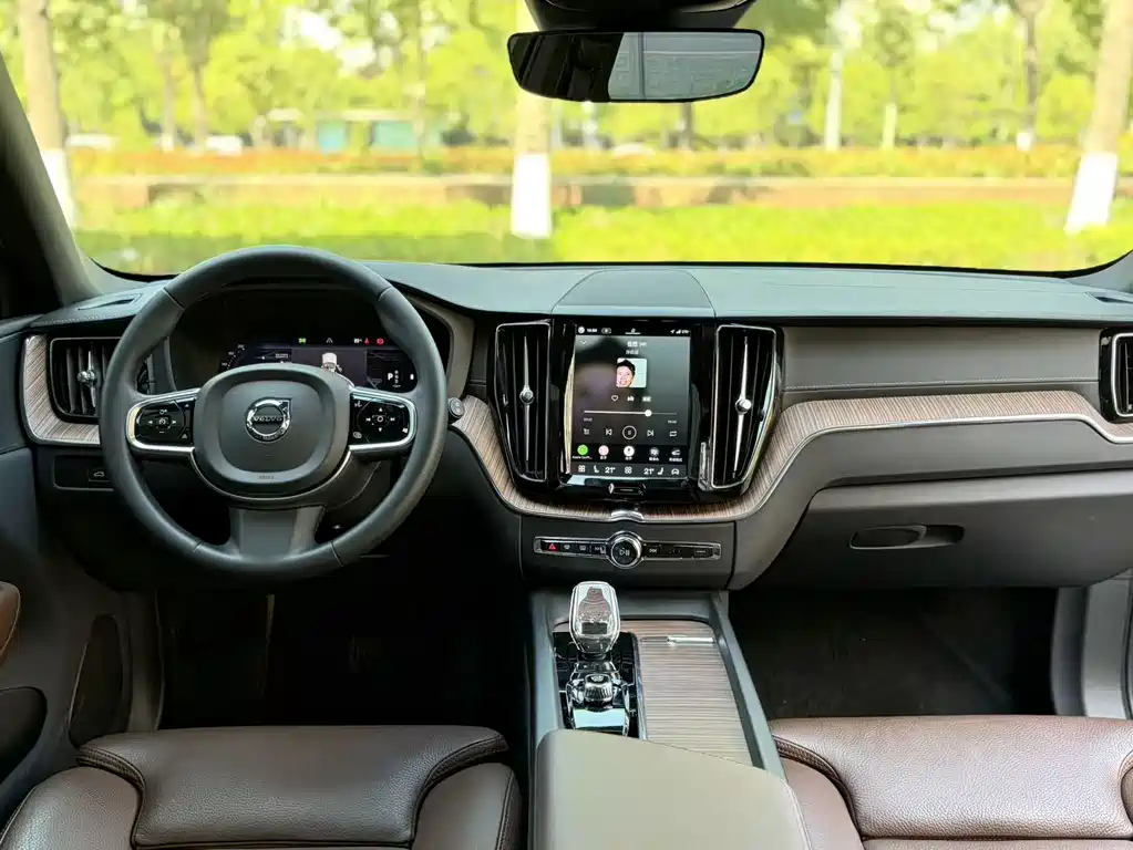 Volvo XC60 2022 — фото 10