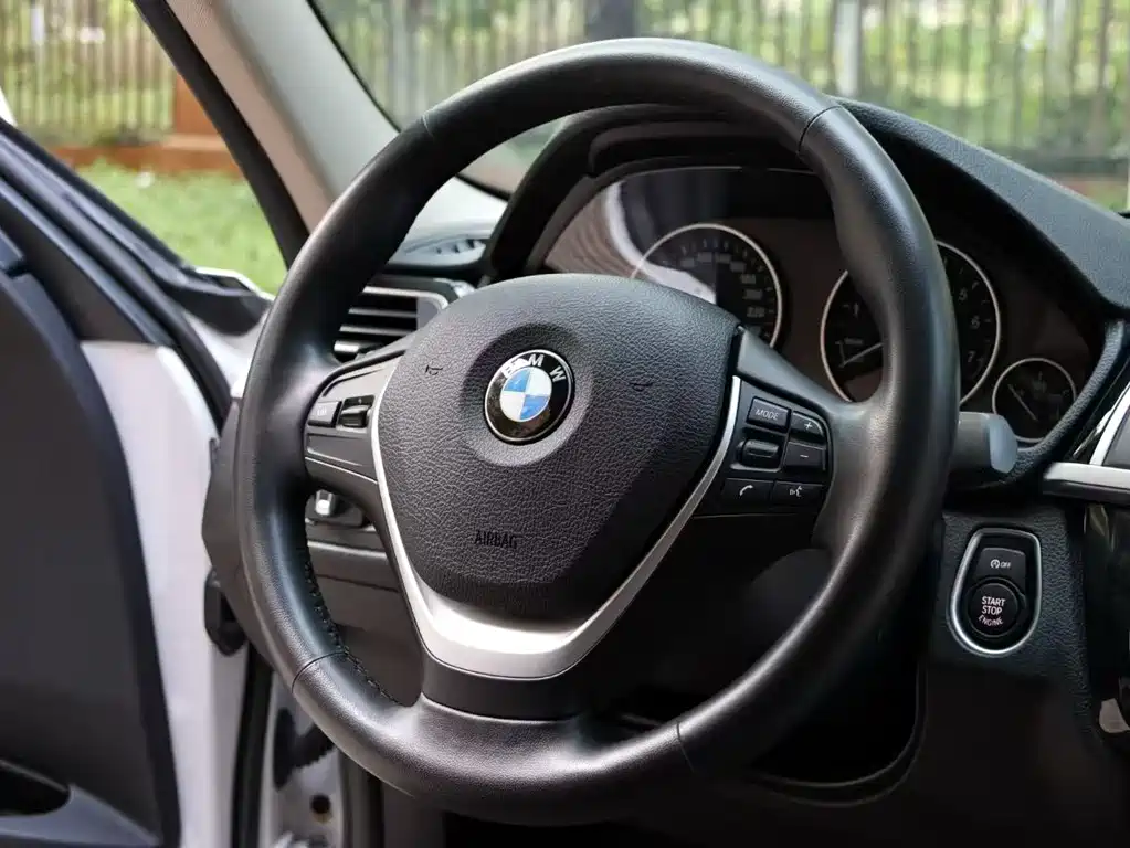 BMW 3 Series 2019 — фото 11