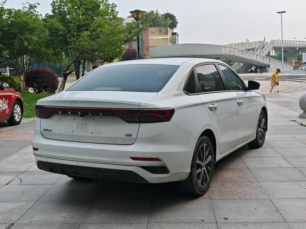 Geely Emgrand 2022