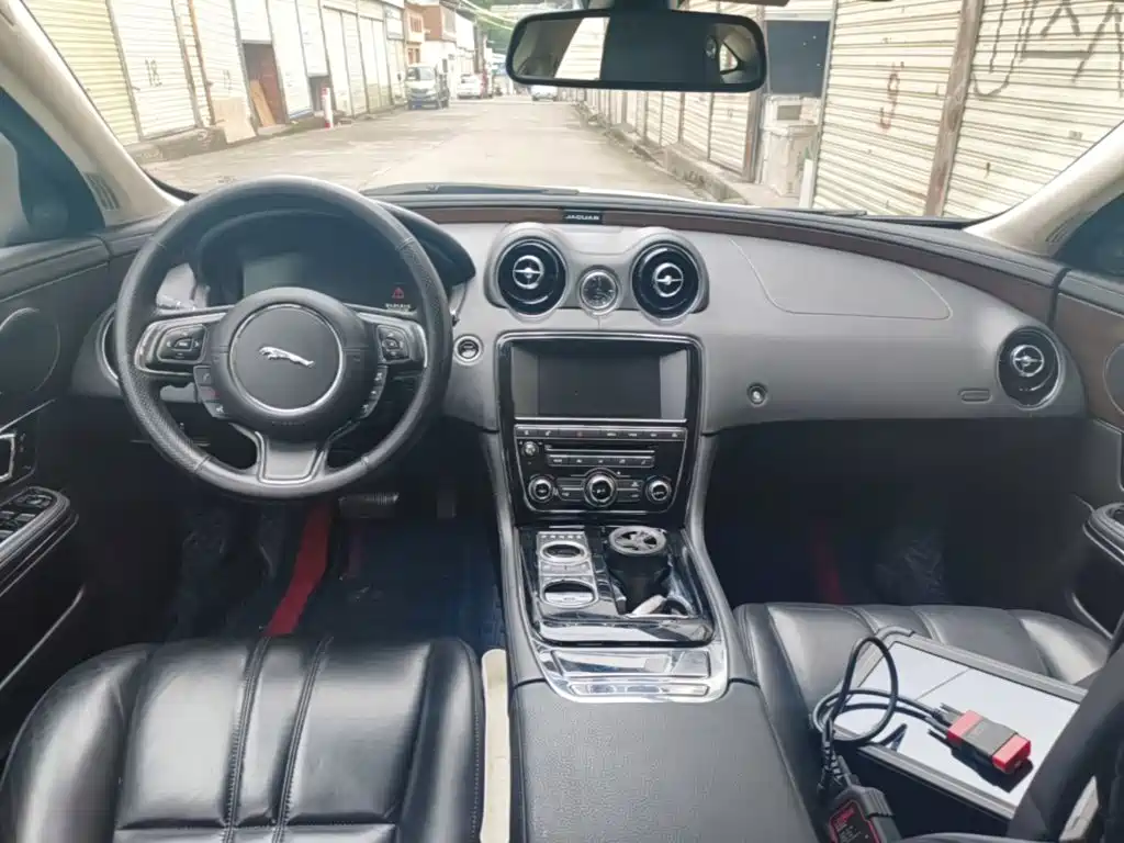 Jaguar XJ 2015 — фото 10