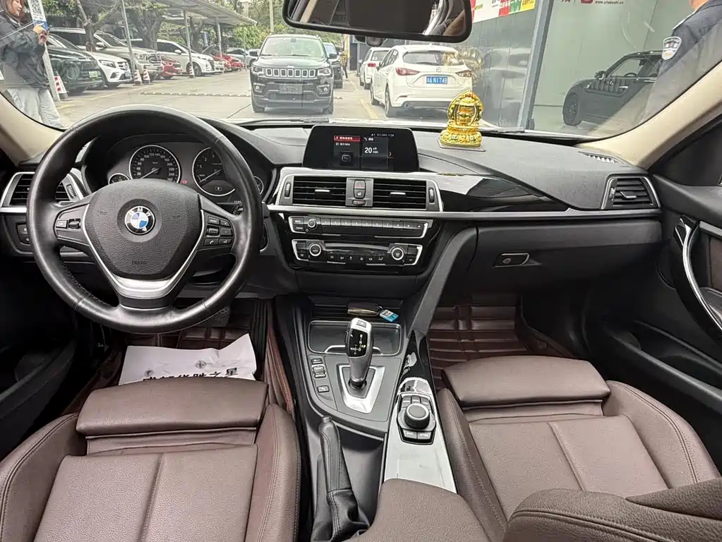 BMW 3 Series 2018 — фото 16