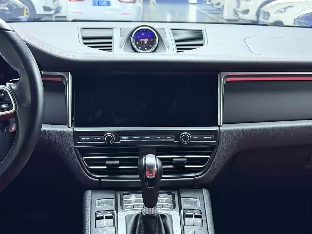 Porsche Macan 2018 — фото 11