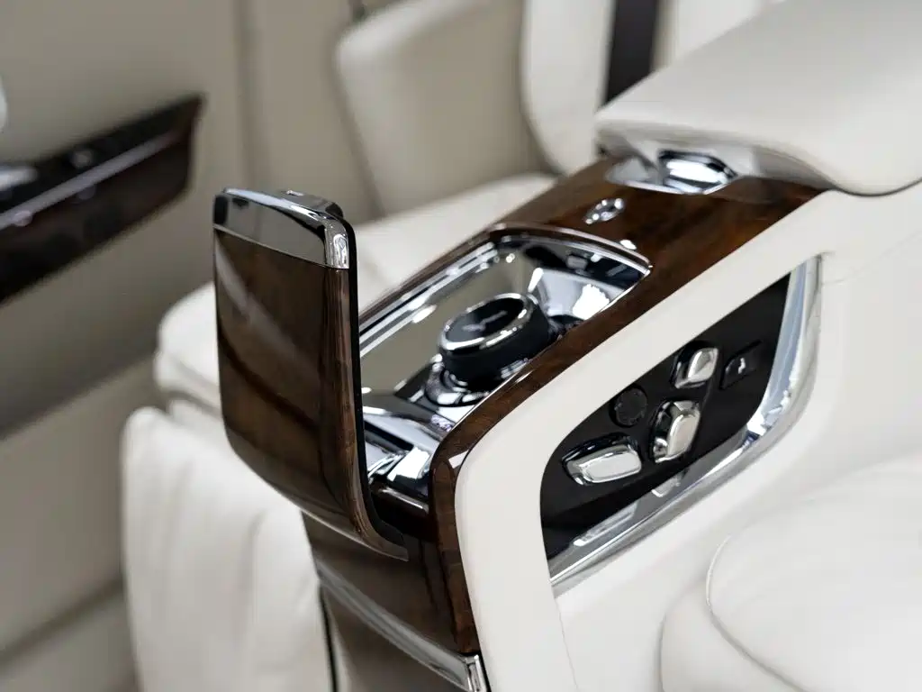 Rolls-Royce Phantom 2018 — фото 15