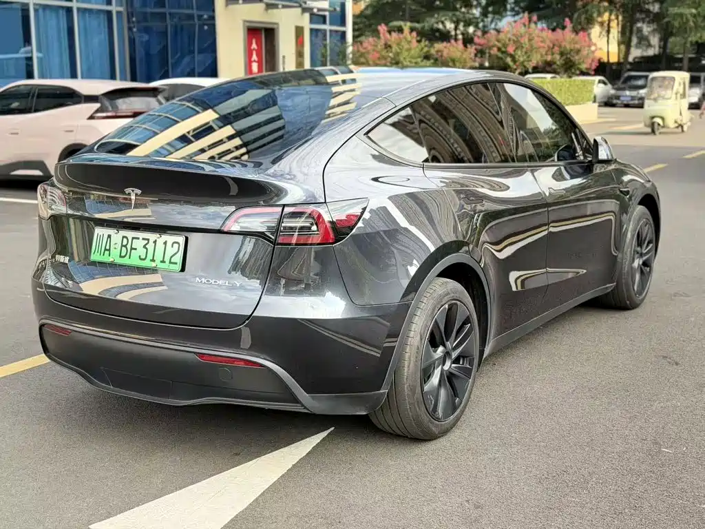 Tesla Model Y 2024 — фото 4