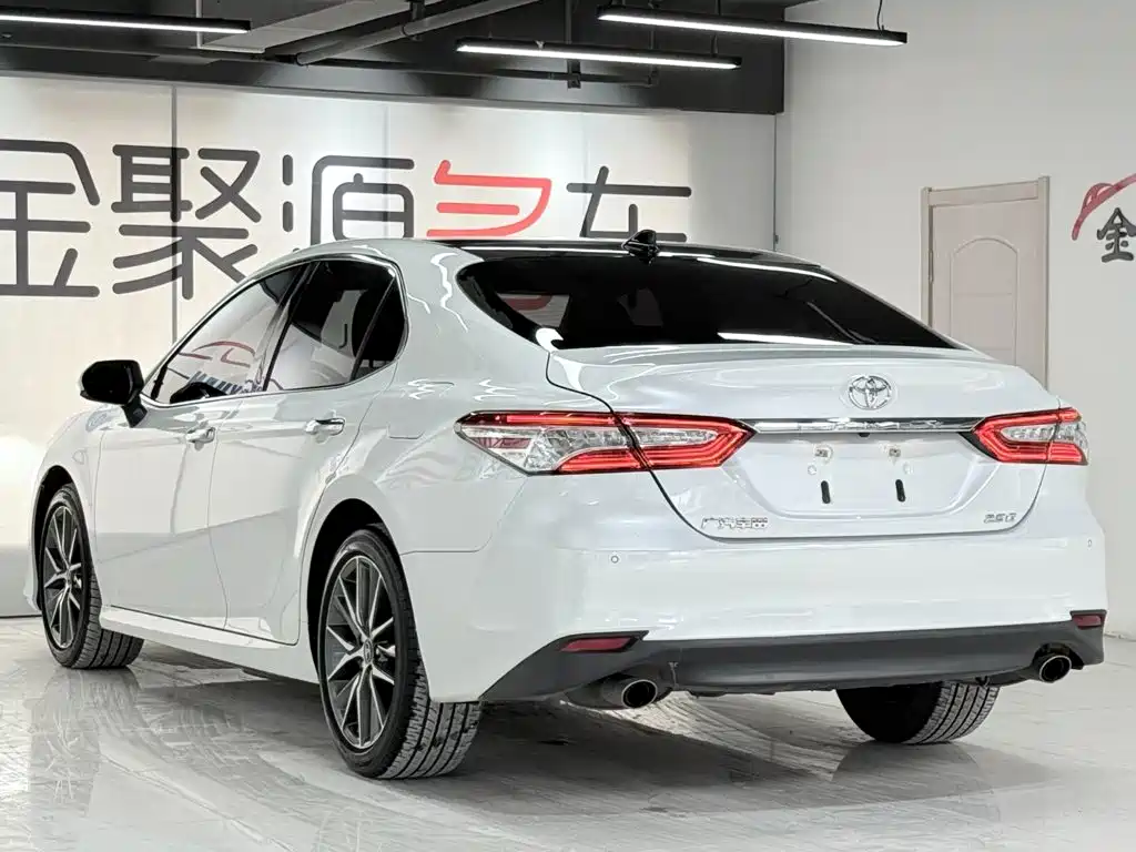 Toyota Camry 2022 — фото 4