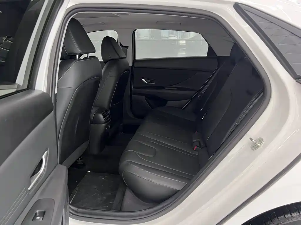 Hyundai Elantra 2023 — фото 11