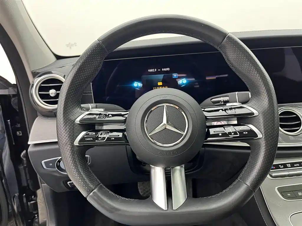 Mercedes-Benz E-Class 2023 — фото 10