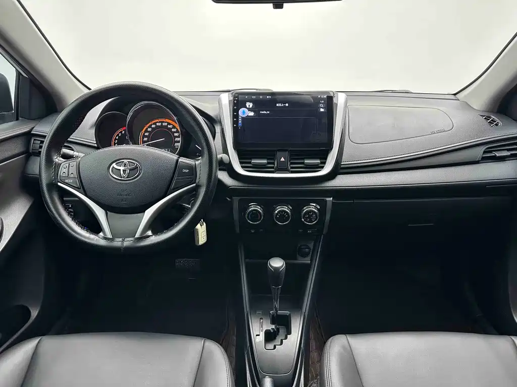 Toyota Yaris L 2022 — фото 12
