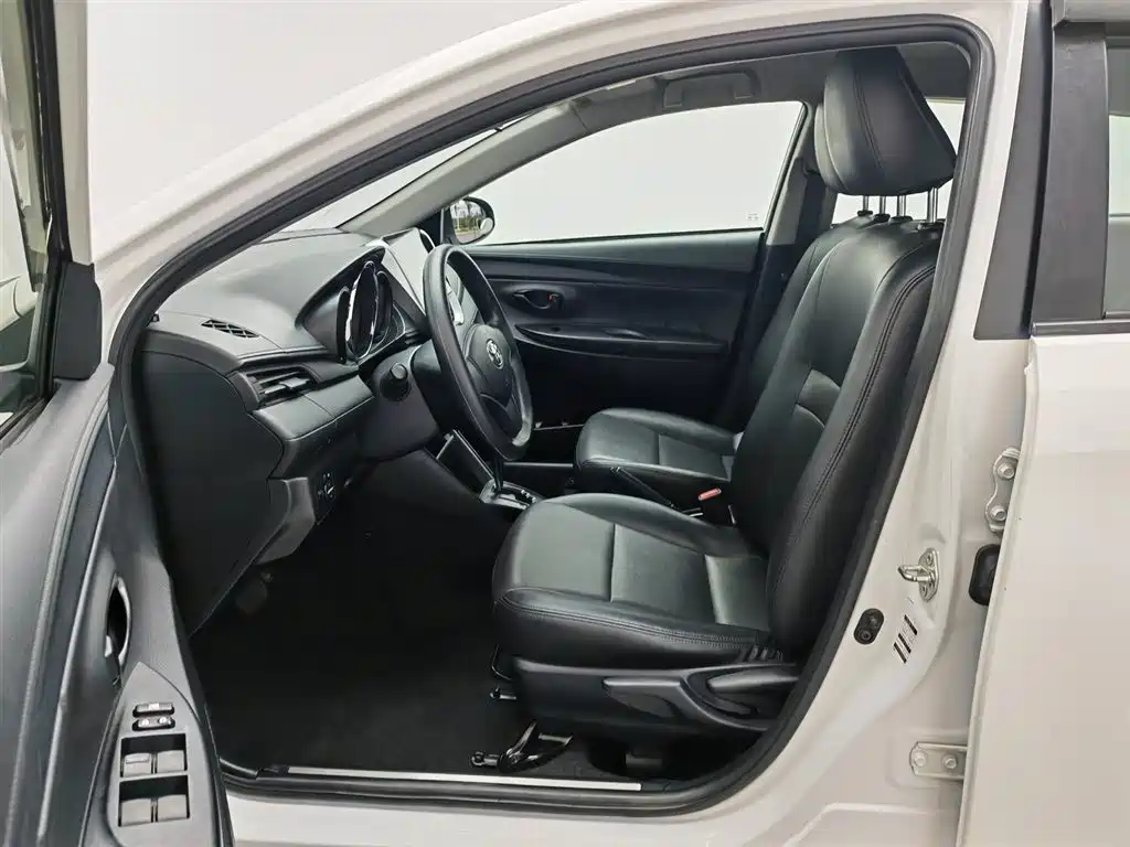 Toyota Yaris L 2018 — фото 10