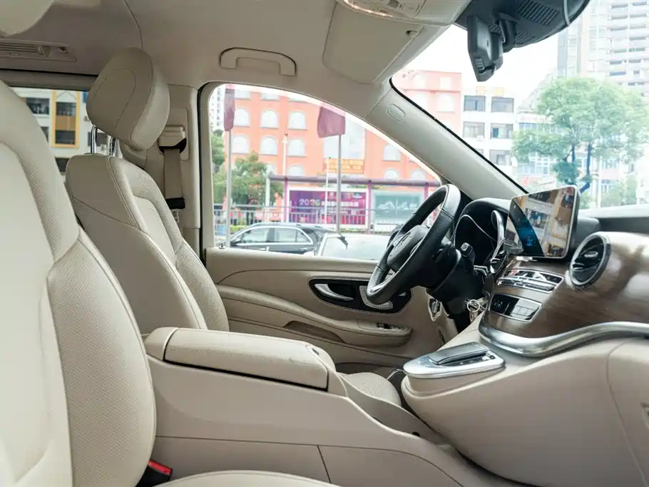 Mercedes-Benz V-Class 2023 — фото 11