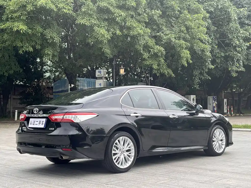 Toyota Camry 2018 — фото 11