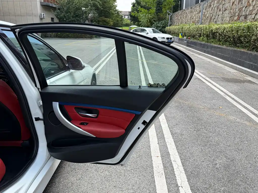 BMW 3 Series 2019 — фото 10