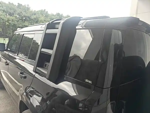 Land Rover Defender 2025