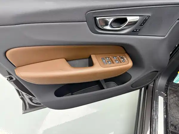 Volvo XC60 2025