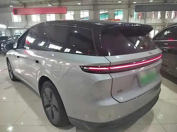 Li Auto i8 2025