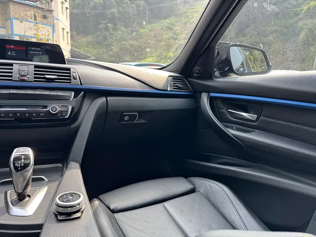 BMW 3 Series 2019 — фото 25