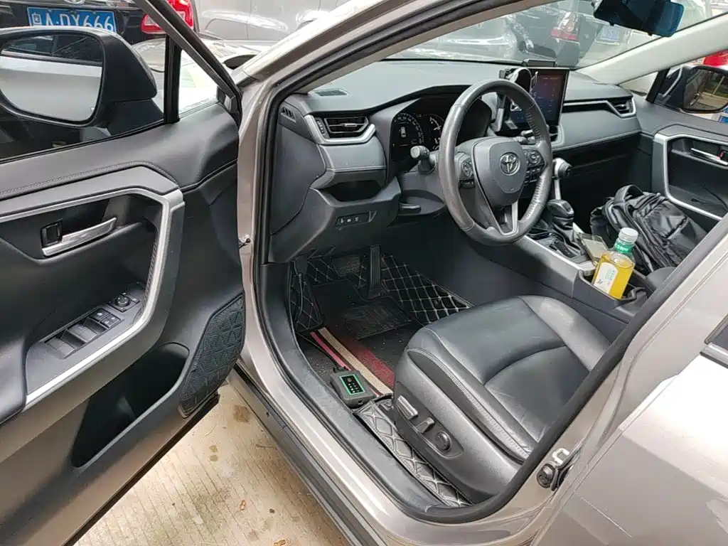 Toyota RAV4 2021 — фото 16