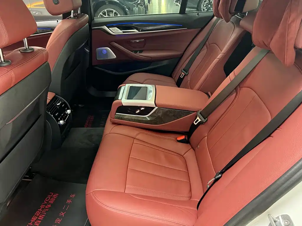BMW 5 Series 2019 — фото 10