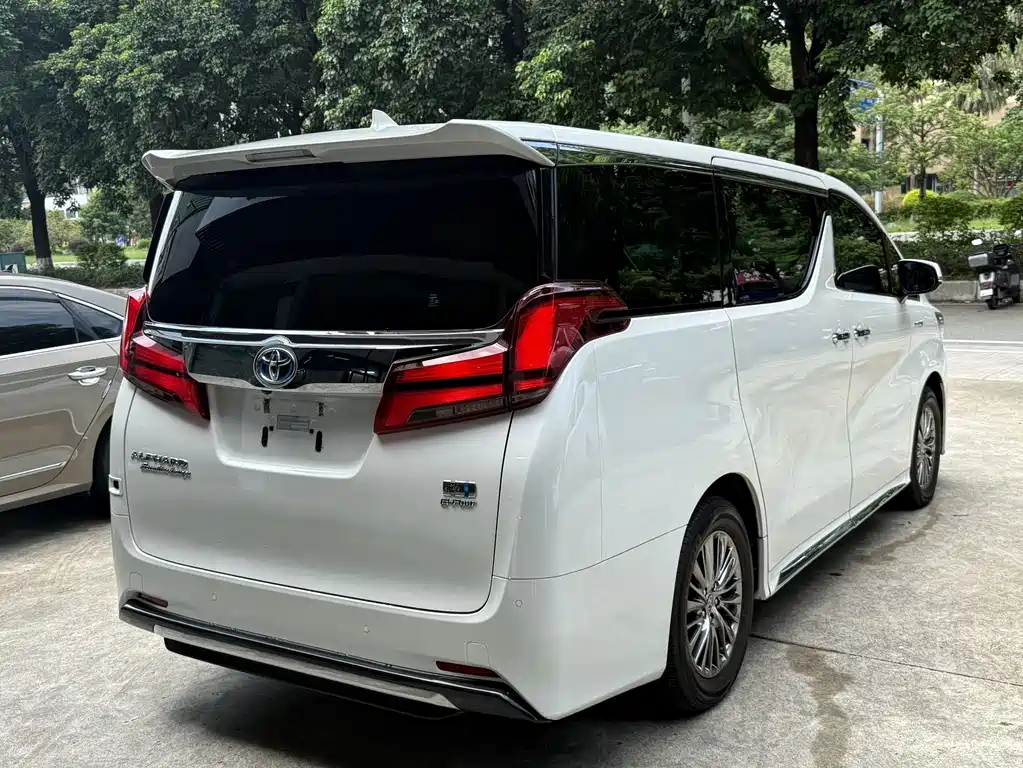 Toyota Alphard 2022 — фото 16