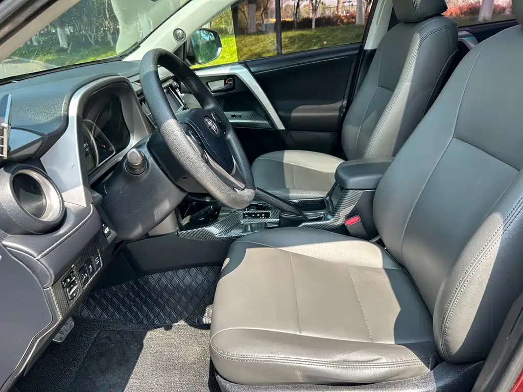 Toyota RAV4 2017 — фото 13