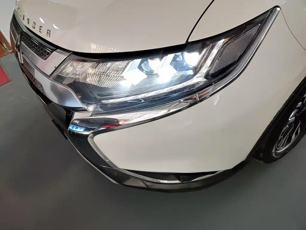 Mitsubishi Outlander 2021 — фото 24