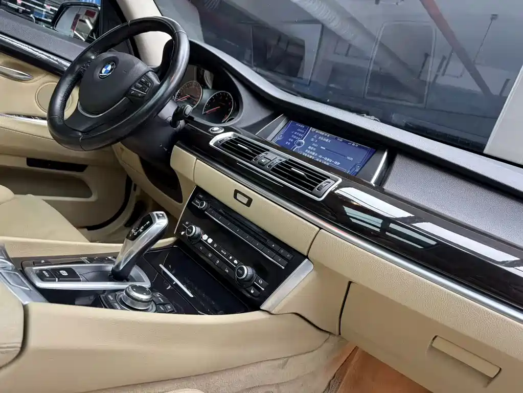 BMW 5 Series GT 2010 — фото 8