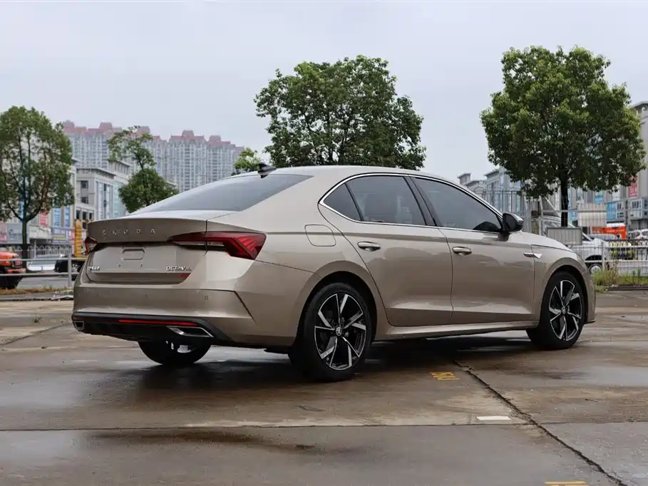Skoda Octavia 2022 — фото 11