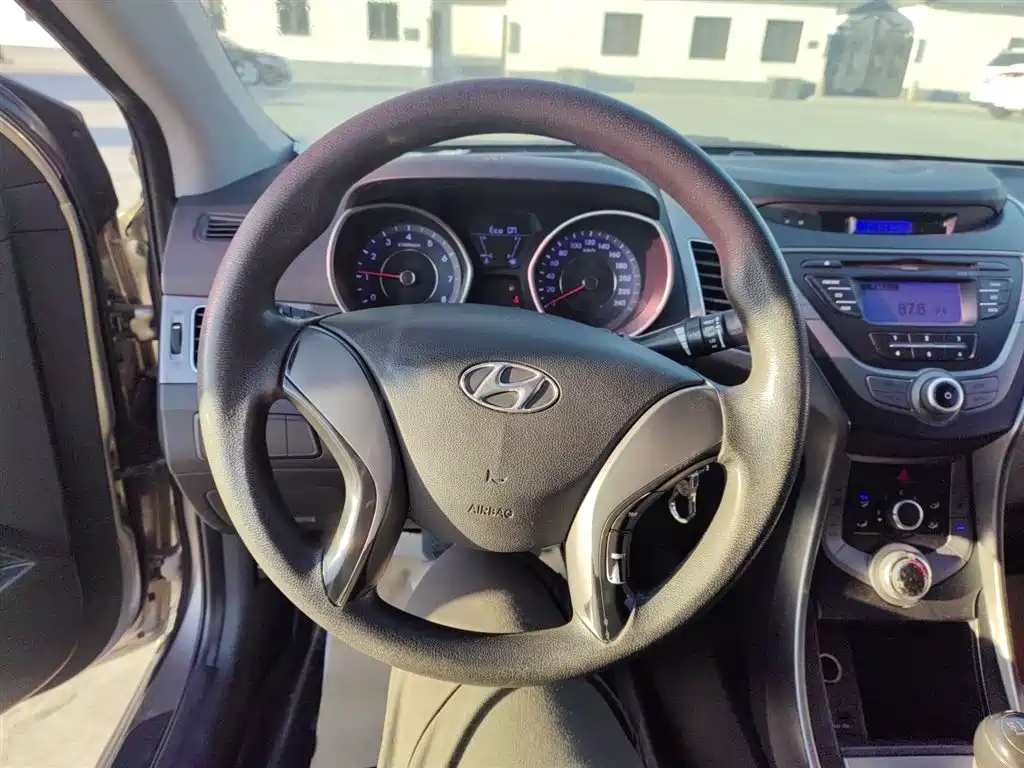 Hyundai Elantra Langdong 2016 — фото 10