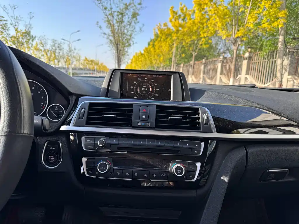 BMW 3 Series 2017 — фото 14