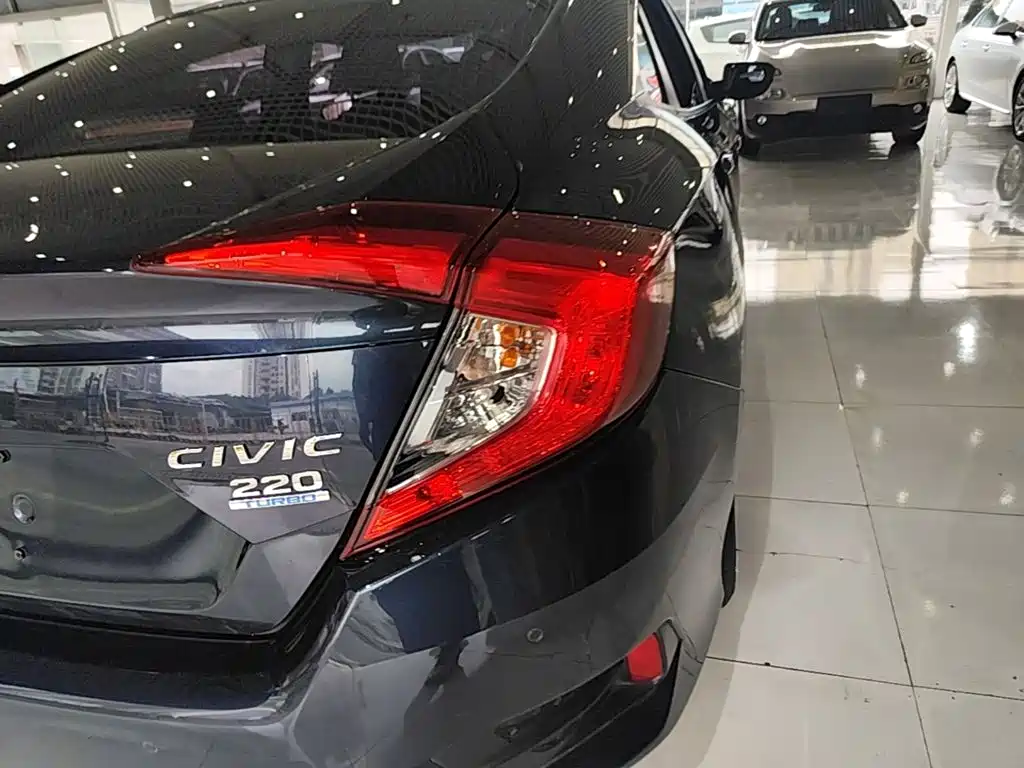 Honda Civic 2018 — фото 8