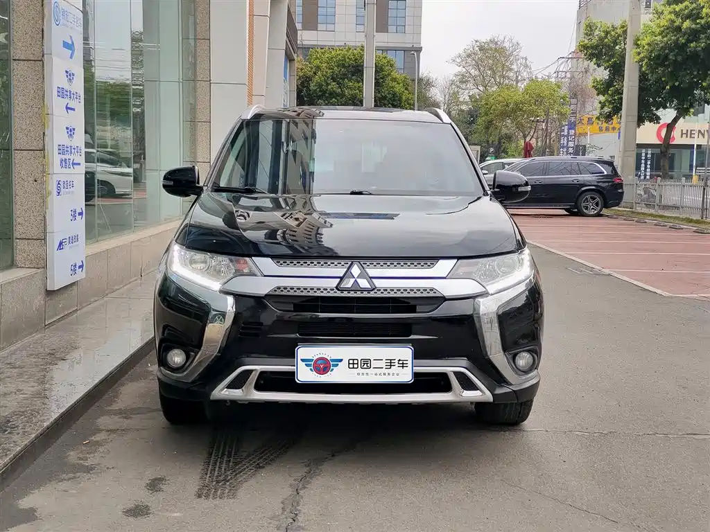 Mitsubishi Outlander 2020 — фото 2