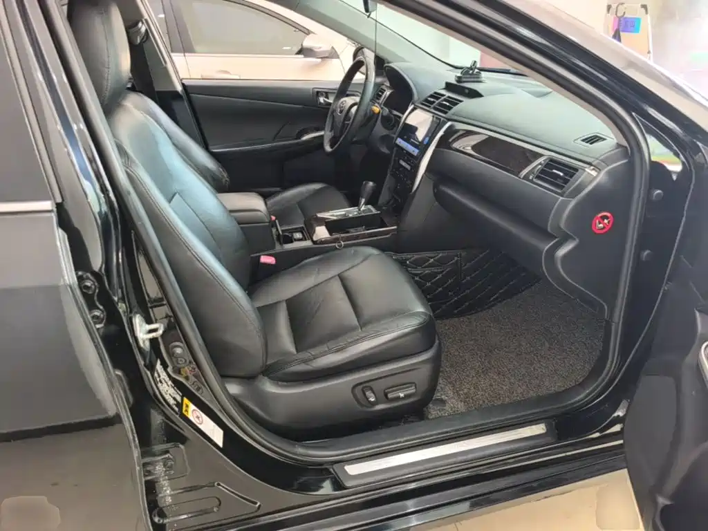 Toyota Camry 2015 — фото 25