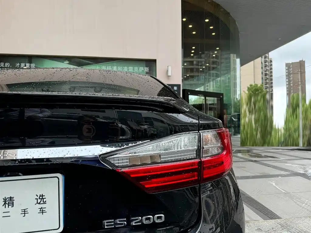 Lexus ES 2017 — фото 12