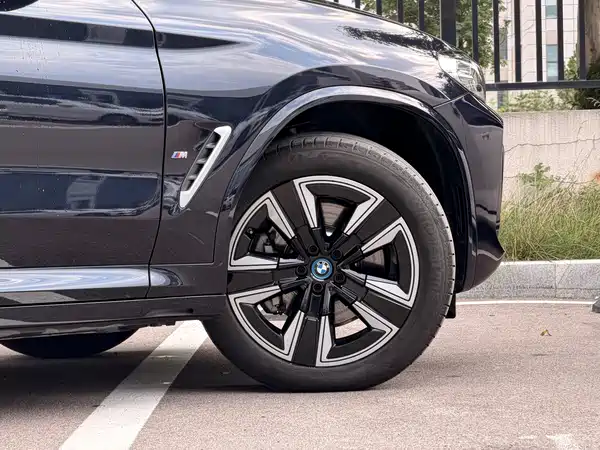 BMW iX3 2025