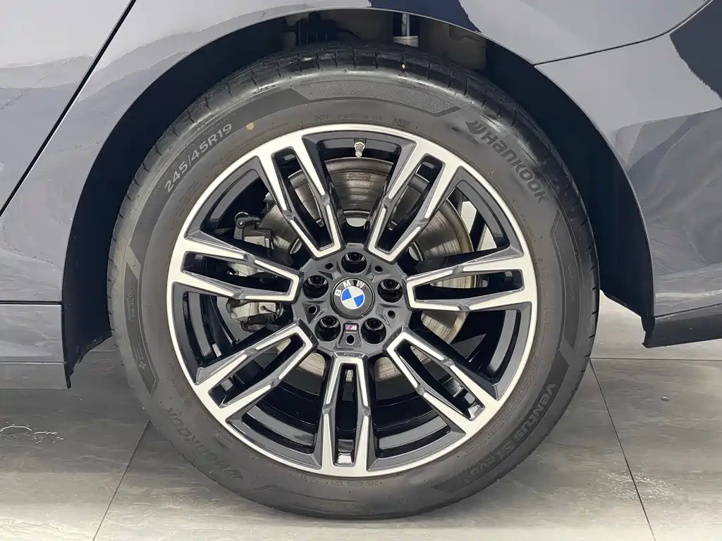 BMW 5 Series 2025 — фото 19