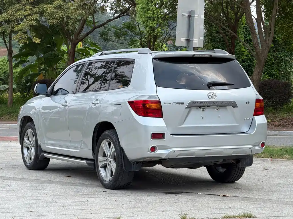 Toyota Highlander 2010 — фото 10