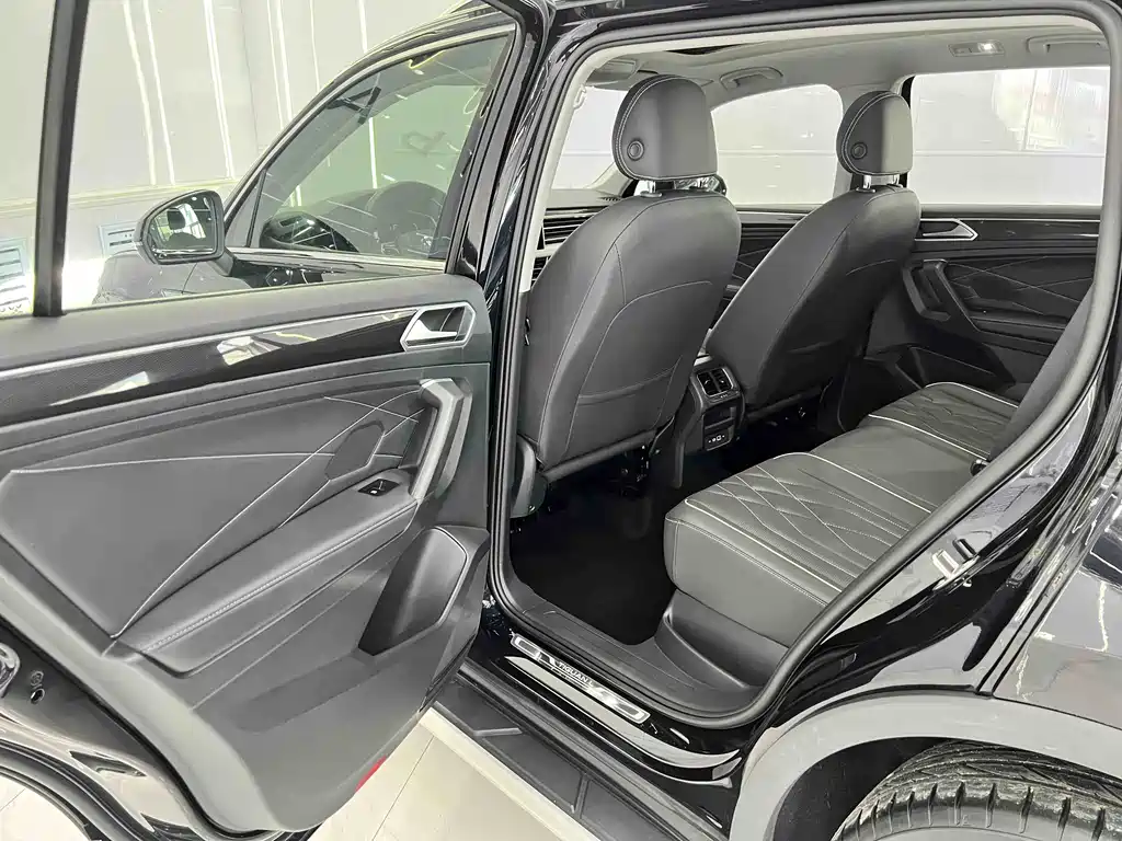 Volkswagen Tiguan L 2023 — фото 12