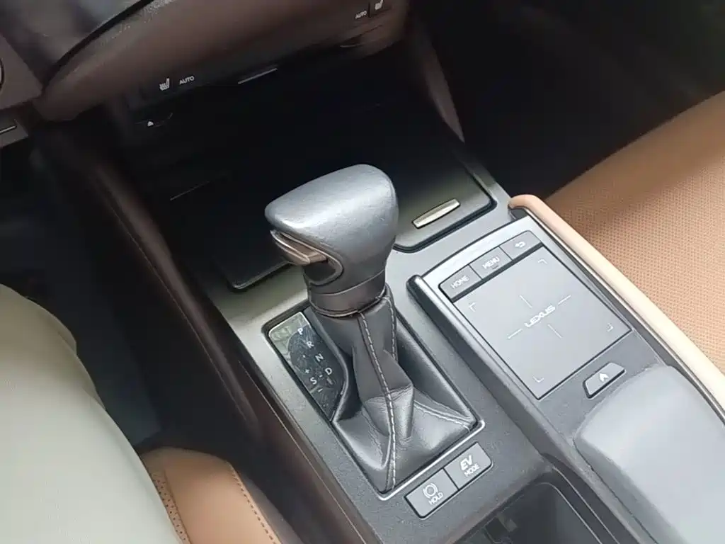 Lexus ES 2021 — фото 14