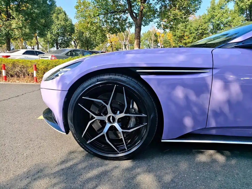 Aston Martin DB11 2018 — фото 11