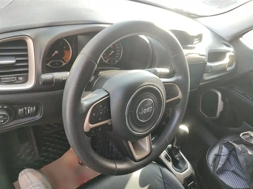 Jeep Renegade 2018 — фото 11