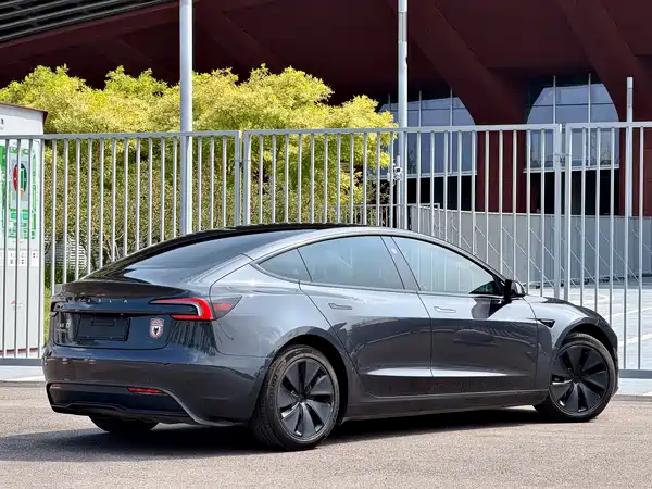 Tesla Model 3 2024