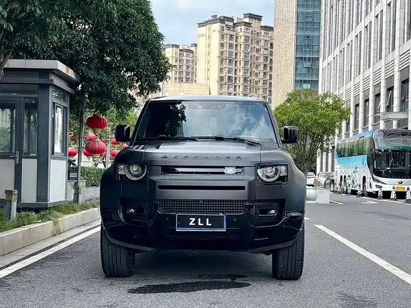 Land Rover Defender 2025