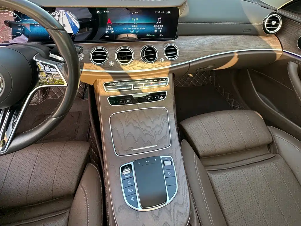 Mercedes-Benz E-Class 2022 — фото 12