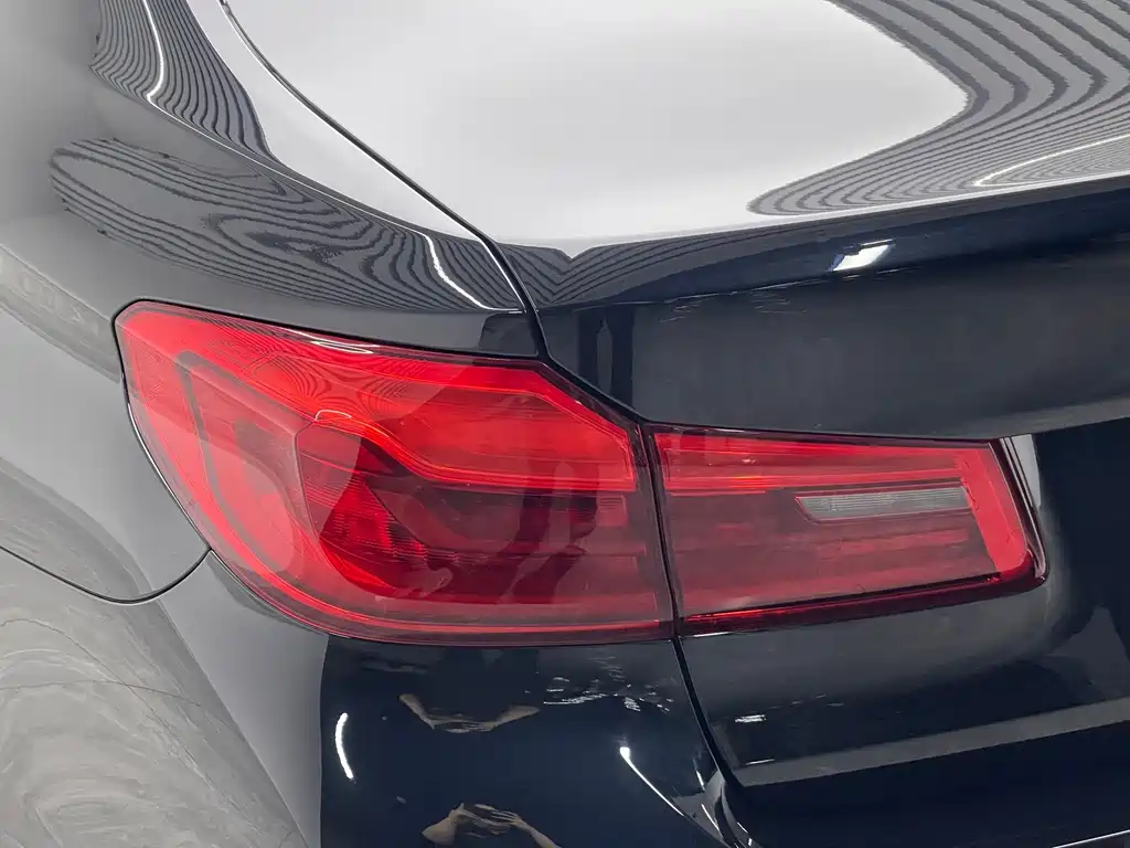 BMW 5 Series 2019 — фото 20