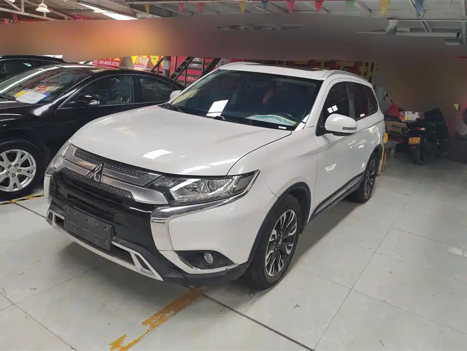 Mitsubishi Outlander 2020 — фото 1