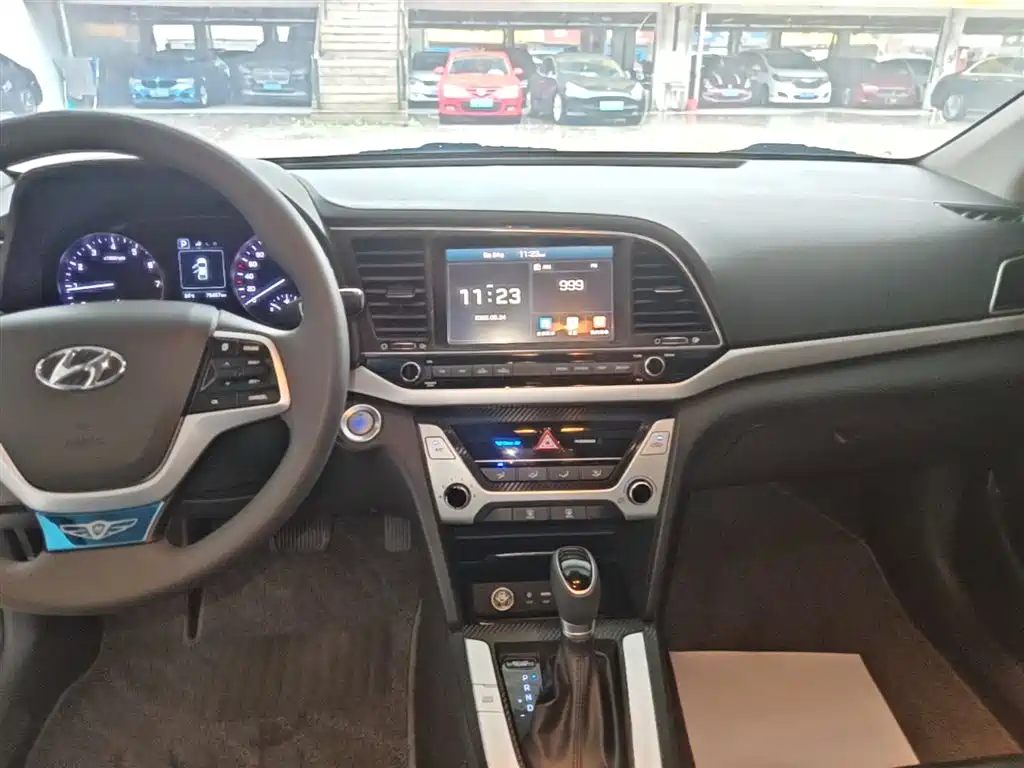 Hyundai Elantra 2017 — фото 13