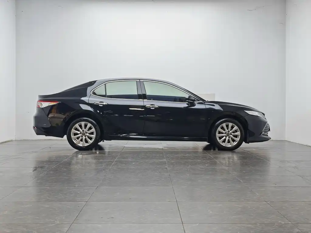 Toyota Camry 2018 — фото 11