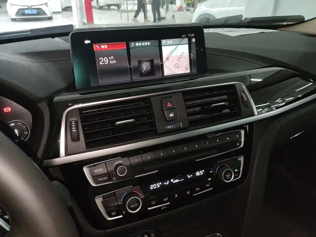 BMW 3 Series 2018 — фото 13