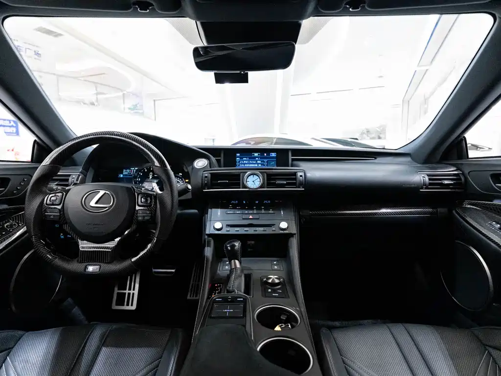 Lexus RC F 2016 — фото 18