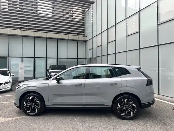 Volvo XC70 Plug-In Hybrid 2025